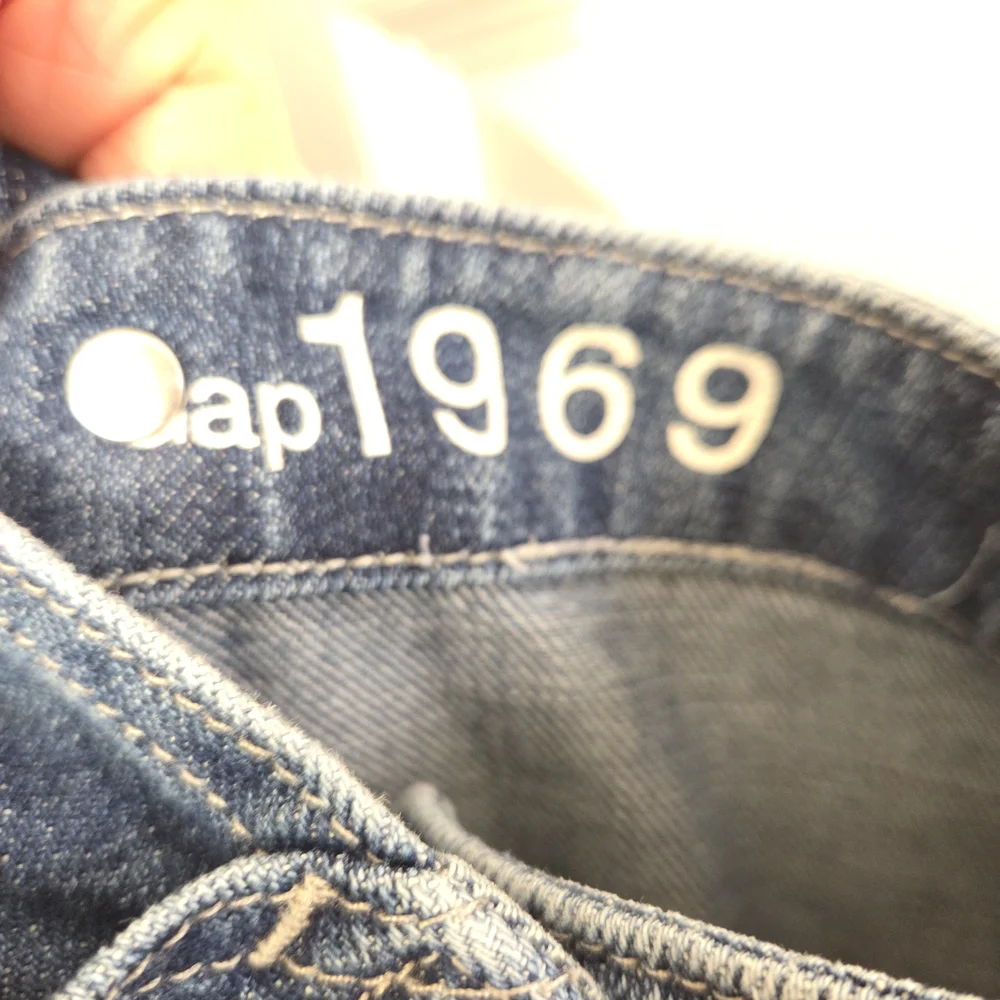 Women's GAP 1969 Blue Denim V-Neck Bib Overalls. Size 28R. Full length. - Picture 2 of 16